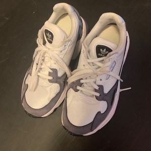 Adidas falcon sneaker size 5